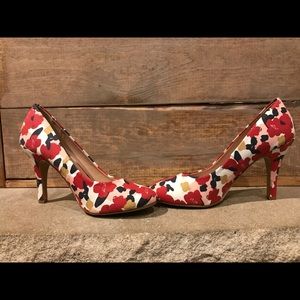 NWOT Kelly & Katie floral Stiletos